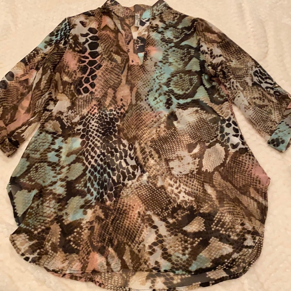 Yahada V neck Animal Print Sheer Top Half Sleeve Size Medium